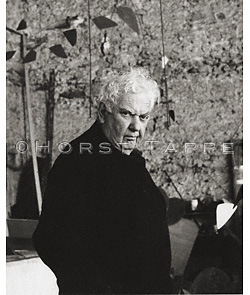 Calder, Alexander · Saché, France, mai 1968 · CALA-004-03 © 2009 Fondation Horst Tappe