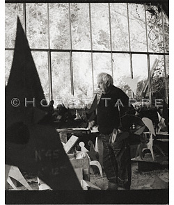 Calder, Alexander · Saché, France, mai 1968 · CALA-007-01 © 2009 Fondation Horst Tappe