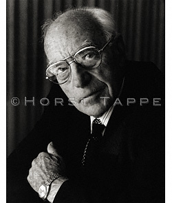 Eccles, Sir John · Locarno, Suisse, janvier 1983 · ECC-001 © 2009 Fondation Horst Tappe