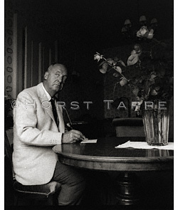Nabokov, Vladimir · Montreux, Suisse, 1965 · NAB-014 © 2009 Fondation Horst Tappe