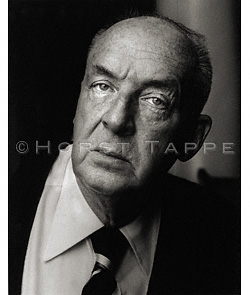 Nabokov, Vladimir · Montreux, Suisse, 1969 · NAB-025 © 2009 Fondation Horst Tappe