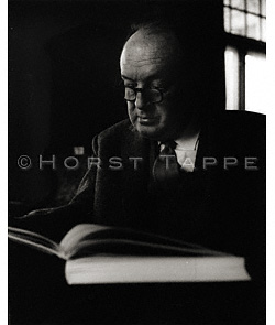 Nabokov, Vladimir · Montreux, Suisse, 1963 · NAB-045 © 2009 Fondation Horst Tappe