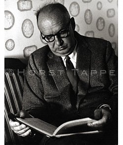 Nabokov, Vladimir · Montreux, Suisse, 1964 · NAB-051 © 2009 Fondation Horst Tappe