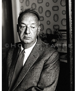 Nabokov, Vladimir · Montreux, Suisse, 1964 · NAB-056 © 2009 Fondation Horst Tappe