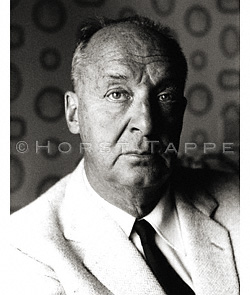 Nabokov, Vladimir · Montreux, Suisse, 1965 · NAB-062 © 2009 Fondation Horst Tappe