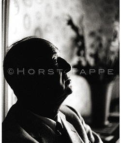 Nabokov, Vladimir · Montreux, Suisse, 1965 · NAB-064 © 2009 Fondation Horst Tappe
