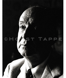 Nabokov, Vladimir · Montreux, Suisse, 1965 · NAB-065 © 2009 Fondation Horst Tappe