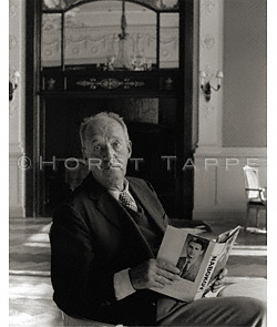 Nabokov, Vladimir · Montreux, Suisse, 1967 · NAB-070 © 2009 Fondation Horst Tappe