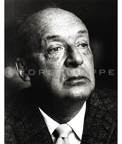 Nabokov, Vladimir · Montreux, Suisse, 1969 · NAB-072 © 2009 Fondation Horst Tappe