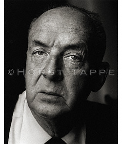 Nabokov, Vladimir · Montreux, Suisse, 1973 · NAB-077 © 2009 Fondation Horst Tappe