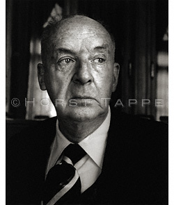 Nabokov, Vladimir · Montreux, Suisse, 1973 · NAB-080 © 2009 Fondation Horst Tappe