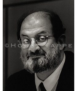 Rushdie, Salman · Strasbourg, France, mars 1997 · RUS-003 © 2009 Fondation Horst Tappe