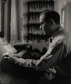 Simenon, Georges · Echandens (Château), Suisse, 1962 · SIMG-003 © 2009 Fondation Horst Tappe