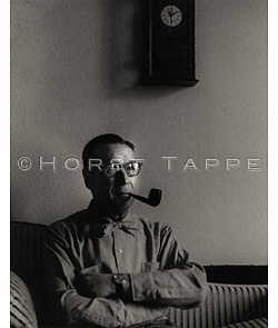 Simenon, Georges · Echandens (Château), Suisse, 1962 · SIMG-004 © 2009 Fondation Horst Tappe